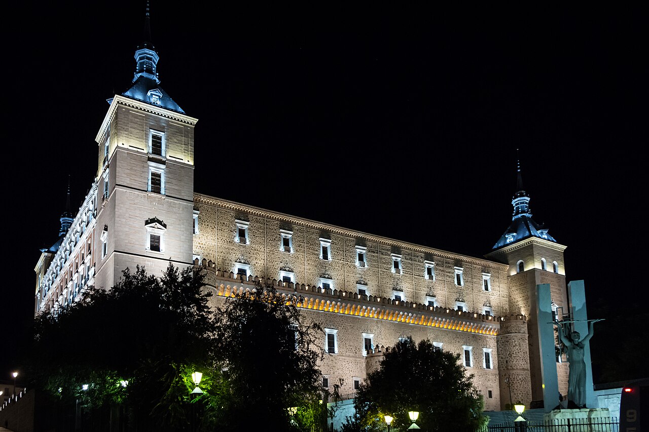 El Alcázar de Toledo iluminado de noche