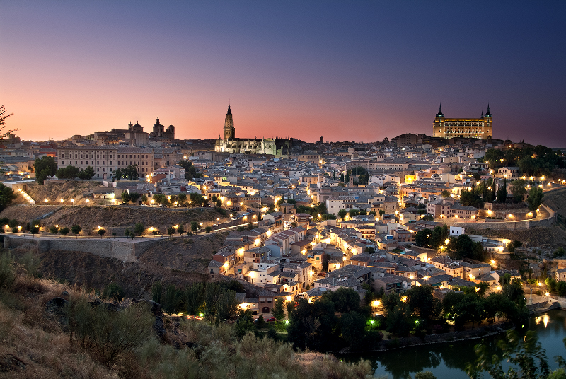 Toledo iluminado de noche, con la Catedral y el Alcázar sobre el cerro