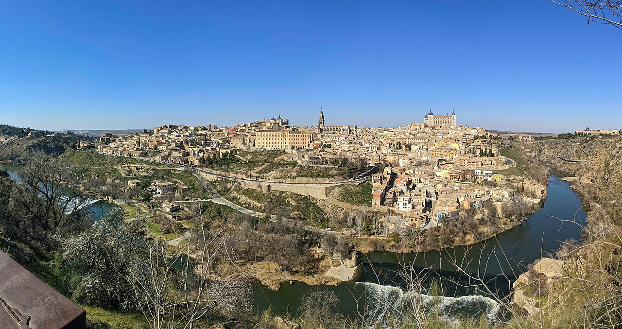 Panorámica del casco histórico de Toledo, en lo alto del cerro, con el Tajo abajo